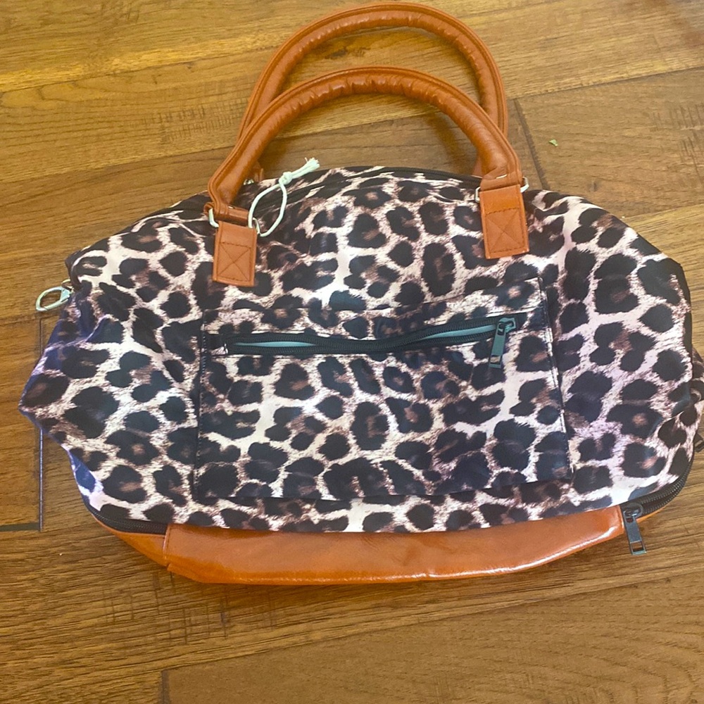 Leopard travel bag with bottom storage